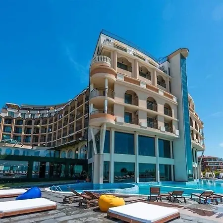 Directly On Sunny Beach *